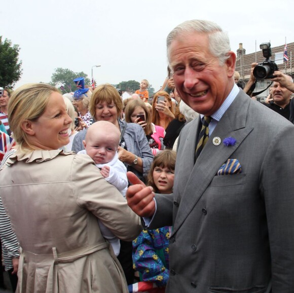 Quelques bébés étaient évidemment au rendez-vous... Le prince Charles et Camilla Parker Bowles étaient en visite à Bugthorpe, dans l'East Yorkshire, le 23 juillet 2013, au lendemain de la naissance du prince de Cambridge, premier enfant du prince William et de Kate Middleton.