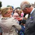  Le prince Charles et Camilla Parker Bowles étaient en visite à Bugthorpe, dans l'East Yorkshire, le 23 juillet 2013, au lendemain de la naissance du prince de Cambridge, premier enfant du prince William et de Kate Middleton. 