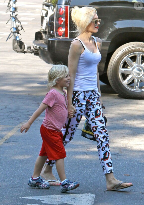 La chanteuse Gwen Stefani emmène son fils Zuma à l'école dans le quartier de Beverly Hills à Los Angeles, le 24 juillet 2013.