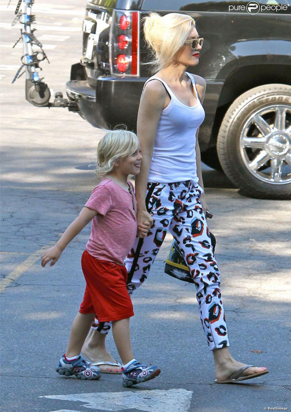 La chanteuse Gwen Stefani emmène son fils Zuma à l&#039;école dans le quartier de Beverly Hills à Los Angeles, le 24 juillet 2013.