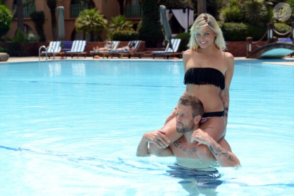 Benjamin et Aurélie des Anges de la télé-réalité 5, plus amoureux que jamais, posent lors d'un rendez-vous à l'hôtel "Le Méridien" à Marrakech, le 27 mai 2013. Aurélie et Benjamin à la piscine