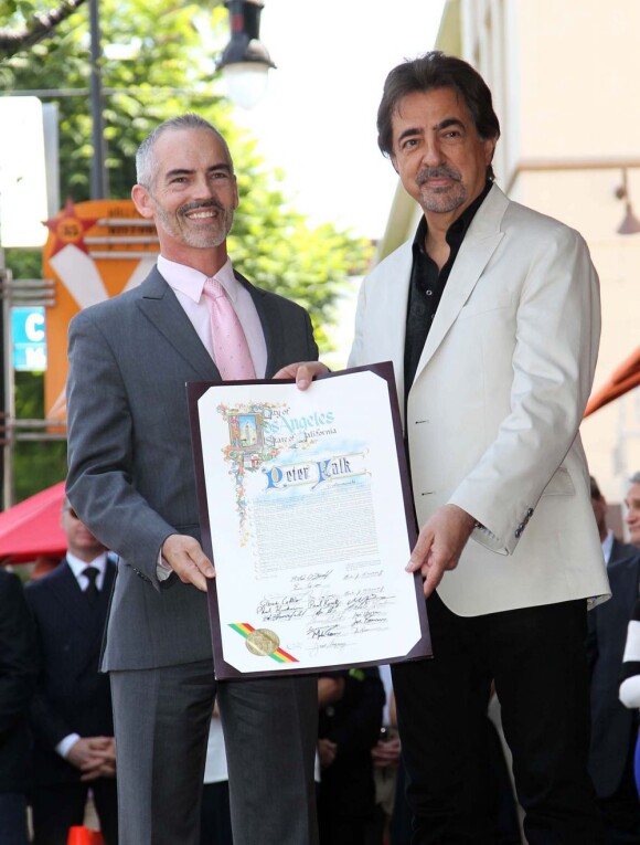 Mitch O'Farrell, conseiller municipal de Los Angeles, et Joe Mantegna lors de la remise d'une étoile à posthume à Peter Falk sur Hollywood Boulevard le 25 juillet 2013.