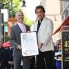 Mitch O'Farrell, conseiller municipal de Los Angeles, et Joe Mantegna lors de la remise d'une étoile à posthume à Peter Falk sur Hollywood Boulevard le 25 juillet 2013.