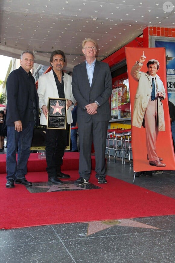Ed Begley, Jr. , Paul Reiser et Joe Mantegna lors de la remise d'une étoile à posthume à Peter Falk sur Hollywood Boulevard le 25 juillet 2013.