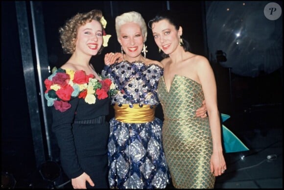 Bernadette Lafont avec ses filles Pauline et Elisabeth en 1987 à Paris