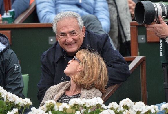 Dominique Strauss-Kahn et Myriam L'Aouffir, complices et sereins, dans les tribunes du tournoi de Roland-Garros 2013 pour la finale opposant Rafael Nadal à David Ferrer, à Paris le 9 juin 2013.