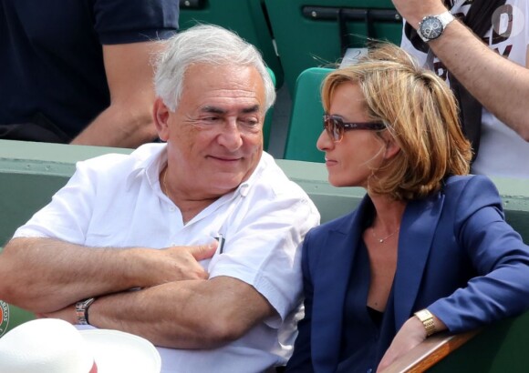 Dominique Strauss-Kahn et Myriam L'Aouffir, complices et sereins, dans les tribunes du tournoi de Roland-Garros 2013, à Paris le 7 juin 2013.