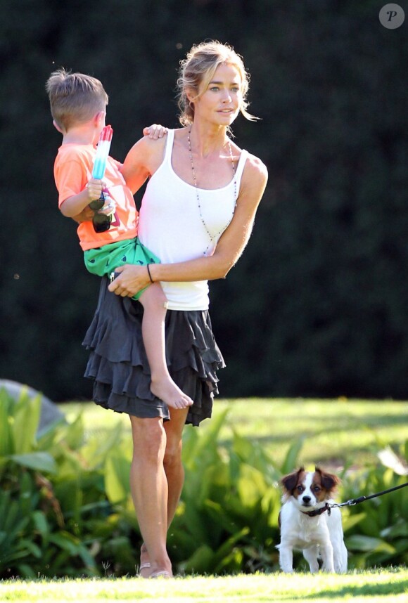 Exclusif - L'actrice Denise Richards, ses filles Lola et Eloise et les enfants de Charlie Sheen, Bob et Max au parc à Beverly Hills, le 25 juillet 2013.