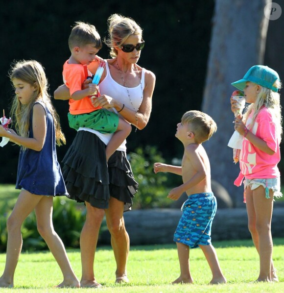 Exclusif - Denise Richards avec ses filles Lola et Eloise et les enfants de Charlie Sheen, Bob et Max au parc à Beverly Hills, le 25 juillet 2013.