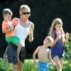 Exclusif - Denise Richards, ses filles Lola et Eloise et les enfants de Charlie Sheen, Bob et Max au parc à Beverly Hills, le 25 juillet 2013.