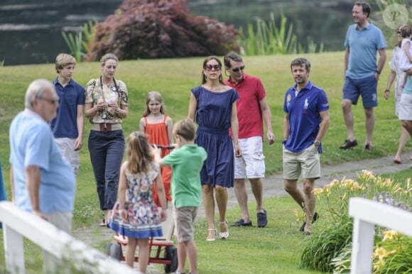 La famille royale de Danemark arrive pour la séance photo pour la presse le 26 juillet 2013 dans le parc du château de Grasten, résidence d'été royale. Autour de la reine Margrethe II et du prince Henrik, le prince Frederik et la princesse Mary, et le prince Joachim et la princesse Marie, avec tous leurs enfants, ainsi que la princesse Benedikte, le prince Gustav et la princesse Alexandra de Sayn-Wittgenstein-Berleburg, et la reine Anne-Marie de Grèce étaient rassemblés.