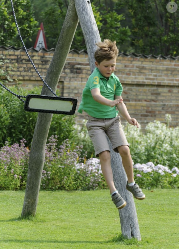 Le prince Christian l'intrépide ! La famille royale de Danemark en séance photo le 26 juillet 2013 pour les médias dans le parc du château de Grasten, résidence d'été royale. Autour de la reine Margrethe II et du prince Henrik, le prince Frederik et la princesse Mary, et le prince Joachim et la princesse Marie, avec tous leurs enfants, ainsi que la princesse Benedikte, le prince Gustav et la princesse Alexandra de Sayn-Wittgenstein-Berleburg, et la reine Anne-Marie de Grèce étaient rassemblés.