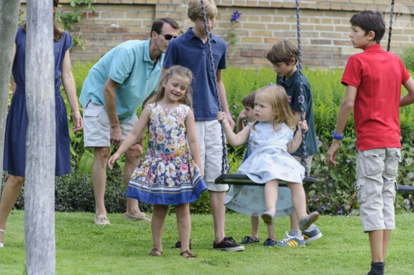 La famille royale de Danemark en séance photo le 26 juillet 2013 pour les médias dans le parc du château de Grasten, résidence d'été royale. Autour de la reine Margrethe II et du prince Henrik, le prince Frederik et la princesse Mary, et le prince Joachim et la princesse Marie, avec tous leurs enfants, ainsi que la princesse Benedikte, le prince Gustav et la princesse Alexandra de Sayn-Wittgenstein-Berleburg, et la reine Anne-Marie de Grèce étaient rassemblés.
