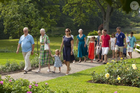 La famille royale de Danemark arrive pour sa séance photo pour la presse le 26 juillet 2013 dans le parc du château de Grasten, résidence d'été royale. Autour de la reine Margrethe II et du prince Henrik, le prince Frederik et la princesse Mary, et le prince Joachim et la princesse Marie, avec tous leurs enfants, ainsi que la princesse Benedikte, le prince Gustav et la princesse Alexandra de Sayn-Wittgenstein-Berleburg, et la reine Anne-Marie de Grèce étaient rassemblés.
