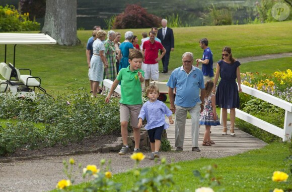 La famille royale de Danemark en séance photo le 26 juillet 2013 pour les médias dans le parc du château de Grasten, résidence d'été royale. Autour de la reine Margrethe II et du prince Henrik, le prince Frederik et la princesse Mary, et le prince Joachim et la princesse Marie, avec tous leurs enfants, ainsi que la princesse Benedikte, le prince Gustav et la princesse Alexandra de Sayn-Wittgenstein-Berleburg, et la reine Anne-Marie de Grèce étaient rassemblés.