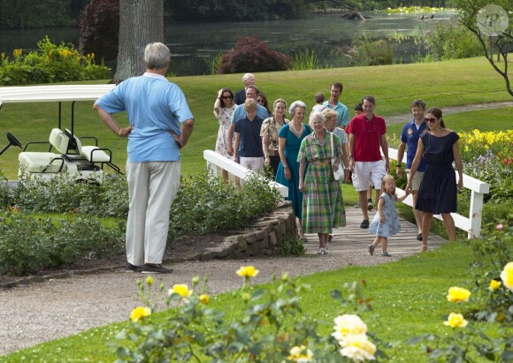 La famille royale de Danemark en séance photo le 26 juillet 2013 pour les médias dans le parc du château de Grasten, résidence d'été royale. Autour de la reine Margrethe II et du prince Henrik, le prince Frederik et la princesse Mary, et le prince Joachim et la princesse Marie, avec tous leurs enfants, ainsi que la princesse Benedikte, le prince Gustav et la princesse Alexandra de Sayn-Wittgenstein-Berleburg, et la reine Anne-Marie de Grèce étaient rassemblés.