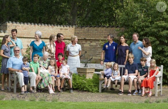 Tout le monde est en place ? La famille royale de Danemark en séance photo le 26 juillet 2013 pour les médias dans le parc du château de Grasten, résidence d'été royale. Autour de la reine Margrethe II et du prince Henrik, le prince Frederik et la princesse Mary, et le prince Joachim et la princesse Marie, avec tous leurs enfants, ainsi que la princesse Benedikte, le prince Gustav et la princesse Alexandra de Sayn-Wittgenstein-Berleburg, et la reine Anne-Marie de Grèce étaient rassemblés.