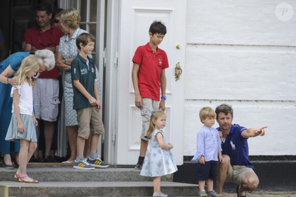 La famille royale de Danemark en séance photo le 26 juillet 2013 pour les médias dans le parc du château de Grasten, résidence d'été royale. Autour de la reine Margrethe II et du prince Henrik, le prince Frederik et la princesse Mary, et le prince Joachim et la princesse Marie, avec tous leurs enfants, ainsi que la princesse Benedikte, le prince Gustav et la princesse Alexandra de Sayn-Wittgenstein-Berleburg, et la reine Anne-Marie de Grèce étaient rassemblés.