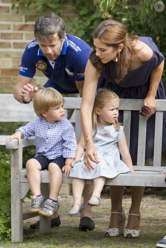 La famille royale de Danemark en séance photo le 26 juillet 2013 pour les médias dans le parc du château de Grasten, résidence d'été royale. Autour de la reine Margrethe II et du prince Henrik, le prince Frederik et la princesse Mary, et le prince Joachim et la princesse Marie, avec tous leurs enfants, ainsi que la princesse Benedikte, le prince Gustav et la princesse Alexandra de Sayn-Wittgenstein-Berleburg, et la reine Anne-Marie de Grèce étaient rassemblés.
