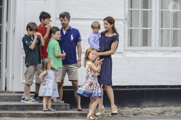 La famille royale de Danemark en séance photo le 26 juillet 2013 pour les médias dans le parc du château de Grasten, résidence d'été royale. Autour de la reine Margrethe II et du prince Henrik, le prince Frederik et la princesse Mary, et le prince Joachim et la princesse Marie, avec tous leurs enfants, ainsi que la princesse Benedikte, le prince Gustav et la princesse Alexandra de Sayn-Wittgenstein-Berleburg, et la reine Anne-Marie de Grèce étaient rassemblés.