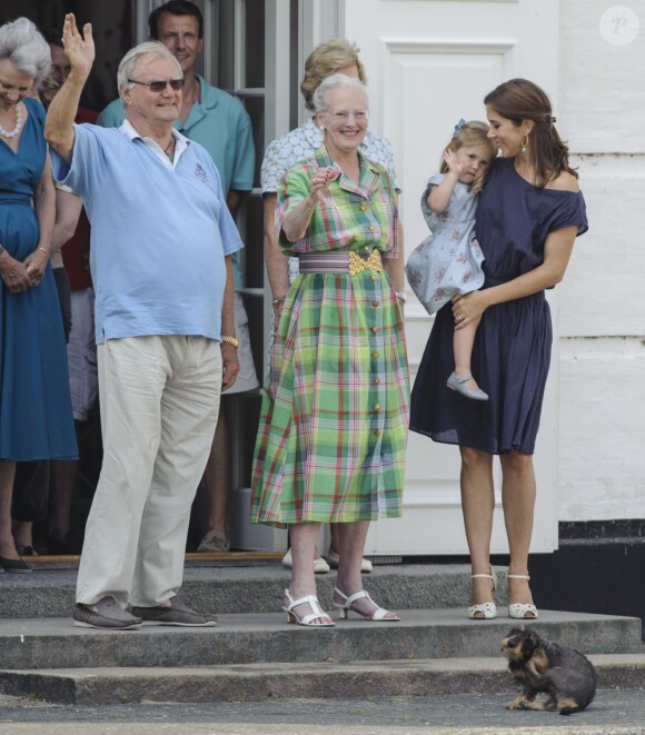 La famille royale de Danemark en séance photo le 26 juillet 2013 pour les médias dans le parc du château de Grasten, résidence d'été royale. Autour de la reine Margrethe II et du prince Henrik, le prince Frederik et la princesse Mary, et le prince Joachim et la princesse Marie, avec tous leurs enfants, ainsi que la princesse Benedikte, le prince Gustav et la princesse Alexandra de Sayn-Wittgenstein-Berleburg, et la reine Anne-Marie de Grèce étaient rassemblés.