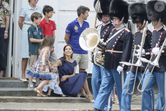 La famille royale de Danemark en séance photo le 26 juillet 2013 pour les médias dans le parc du château de Grasten, résidence d'été royale. Autour de la reine Margrethe II et du prince Henrik, le prince Frederik et la princesse Mary, et le prince Joachim et la princesse Marie, avec tous leurs enfants, ainsi que la princesse Benedikte, le prince Gustav et la princesse Alexandra de Sayn-Wittgenstein-Berleburg, et la reine Anne-Marie de Grèce étaient rassemblés.