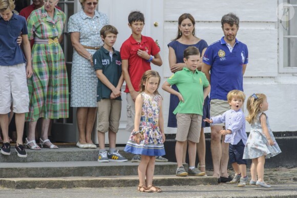La famille royale de Danemark en séance photo le 26 juillet 2013 pour les médias dans le parc du château de Grasten, résidence d'été royale. Autour de la reine Margrethe II et du prince Henrik, le prince Frederik et la princesse Mary, et le prince Joachim et la princesse Marie, avec tous leurs enfants, ainsi que la princesse Benedikte, le prince Gustav et la princesse Alexandra de Sayn-Wittgenstein-Berleburg, et la reine Anne-Marie de Grèce étaient rassemblés.