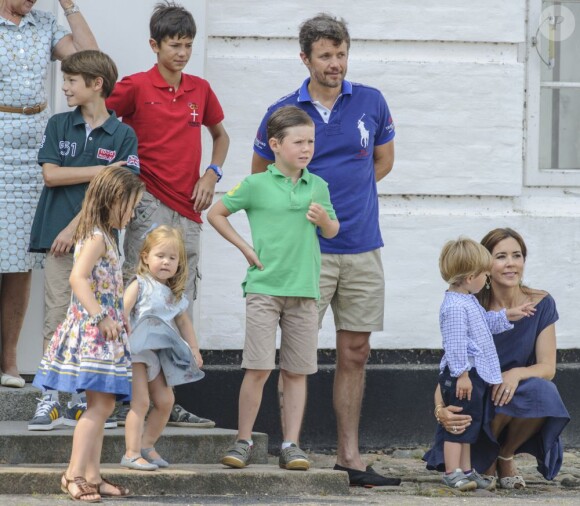 La famille royale de Danemark en séance photo le 26 juillet 2013 pour les médias dans le parc du château de Grasten, résidence d'été royale. Autour de la reine Margrethe II et du prince Henrik, le prince Frederik et la princesse Mary, et le prince Joachim et la princesse Marie, avec tous leurs enfants, ainsi que la princesse Benedikte, le prince Gustav et la princesse Alexandra de Sayn-Wittgenstein-Berleburg, et la reine Anne-Marie de Grèce étaient rassemblés.