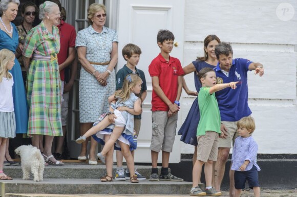 La famille royale de Danemark en séance photo le 26 juillet 2013 pour les médias dans le parc du château de Grasten, résidence d'été royale. Autour de la reine Margrethe II et du prince Henrik, le prince Frederik et la princesse Mary, et le prince Joachim et la princesse Marie, avec tous leurs enfants, ainsi que la princesse Benedikte, le prince Gustav et la princesse Alexandra de Sayn-Wittgenstein-Berleburg, et la reine Anne-Marie de Grèce étaient rassemblés.