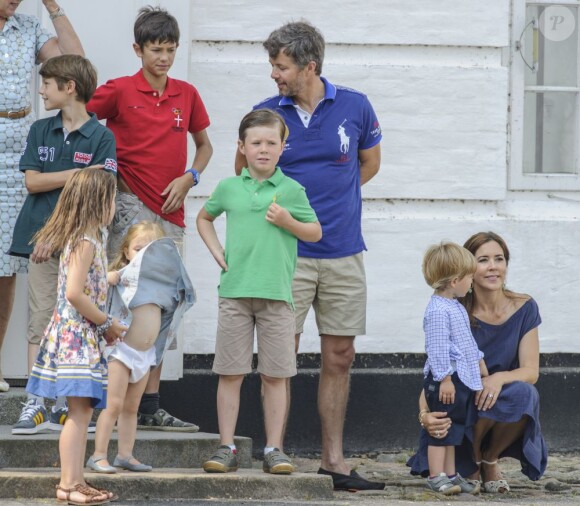 La famille royale de Danemark en séance photo le 26 juillet 2013 pour les médias dans le parc du château de Grasten, résidence d'été royale. Autour de la reine Margrethe II et du prince Henrik, le prince Frederik et la princesse Mary, et le prince Joachim et la princesse Marie, avec tous leurs enfants, ainsi que la princesse Benedikte, le prince Gustav et la princesse Alexandra de Sayn-Wittgenstein-Berleburg, et la reine Anne-Marie de Grèce étaient rassemblés.