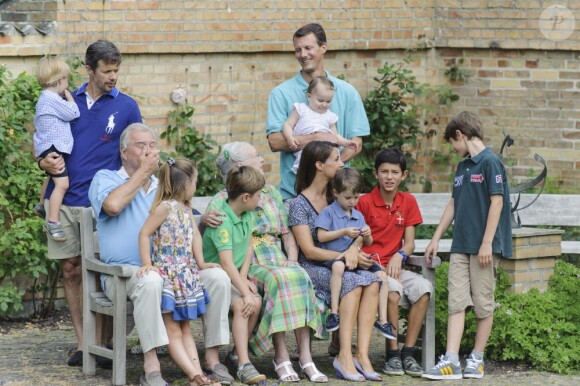 La famille royale de Danemark en séance photo le 26 juillet 2013 pour les médias dans le parc du château de Grasten, résidence d'été royale. Autour de la reine Margrethe II et du prince Henrik, le prince Frederik et la princesse Mary, et le prince Joachim et la princesse Marie, avec tous leurs enfants, ainsi que la princesse Benedikte, le prince Gustav et la princesse Alexandra de Sayn-Wittgenstein-Berleburg, et la reine Anne-Marie de Grèce étaient rassemblés.