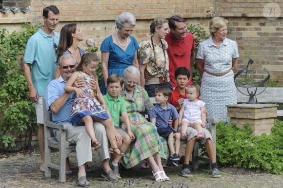 La famille royale de Danemark en séance photo le 26 juillet 2013 pour les médias dans le parc du château de Grasten, résidence d'été royale. Autour de la reine Margrethe II et du prince Henrik, le prince Frederik et la princesse Mary, et le prince Joachim et la princesse Marie, avec tous leurs enfants, ainsi que la princesse Benedikte, le prince Gustav et la princesse Alexandra de Sayn-Wittgenstein-Berleburg, et la reine Anne-Marie de Grèce étaient rassemblés.