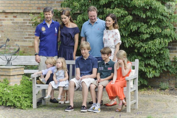 La famille royale de Danemark en séance photo le 26 juillet 2013 pour les médias dans le parc du château de Grasten, résidence d'été royale. Autour de la reine Margrethe II et du prince Henrik, le prince Frederik et la princesse Mary, et le prince Joachim et la princesse Marie, avec tous leurs enfants, ainsi que la princesse Benedikte, le prince Gustav et la princesse Alexandra de Sayn-Wittgenstein-Berleburg, et la reine Anne-Marie de Grèce étaient rassemblés.