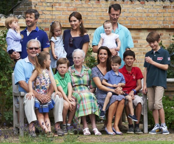 La famille royale danoise en séance photo pour les médias le 26 juillet 2013 dans le parc du château de Grasten, résidence d'été royale. Autour de la reine Margrethe II de Danemark et du prince Henrik, le prince Frederik et la princesse Mary, et le prince Joachim et la princesse Marie, avec tous leurs enfants, ainsi que la princesse Benedikte, le prince Gustav et la princesse Alexandra de Sayn-Wittgenstein-Berleburg, et la reine Anne-Marie de Grèce étaient rassemblés.