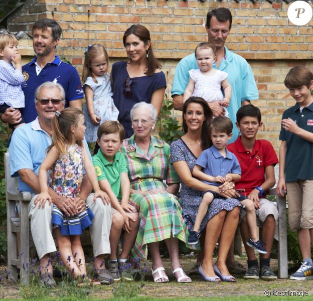 La famille royale danoise en séance photo pour les médias le 26 juillet 2013 dans le parc du château de Grasten, résidence d'été royale. Autour de la reine Margrethe II de Danemark et du prince Henrik, le prince Frederik et la princesse Mary, et le prince Joachim et la princesse Marie, avec tous leurs enfants, ainsi que la princesse Benedikte, le prince Gustav et la princesse Alexandra de Sayn-Wittgenstein-Berleburg, et la reine Anne-Marie de Grèce étaient rassemblés.