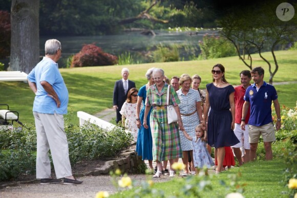 La famille royale danoise en séance photo pour les médias le 26 juillet 2013 dans le parc du château de Grasten, résidence d'été royale. Autour de la reine Margrethe II de Danemark et du prince Henrik, le prince Frederik et la princesse Mary, et le prince Joachim et la princesse Marie, avec tous leurs enfants, ainsi que la princesse Benedikte, le prince Gustav et la princesse Alexandra de Sayn-Wittgenstein-Berleburg, et la reine Anne-Marie de Grèce étaient rassemblés.