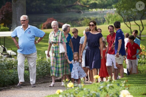 La famille royale danoise en séance photo pour les médias le 26 juillet 2013 dans le parc du château de Grasten, résidence d'été royale. Autour de la reine Margrethe II de Danemark et du prince Henrik, le prince Frederik et la princesse Mary, et le prince Joachim et la princesse Marie, avec tous leurs enfants, ainsi que la princesse Benedikte, le prince Gustav et la princesse Alexandra de Sayn-Wittgenstein-Berleburg, et la reine Anne-Marie de Grèce étaient rassemblés.