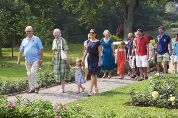 La famille royale danoise en séance photo pour les médias le 26 juillet 2013 dans le parc du château de Grasten, résidence d'été royale. Autour de la reine Margrethe II de Danemark et du prince Henrik, le prince Frederik et la princesse Mary, et le prince Joachim et la princesse Marie, avec tous leurs enfants, ainsi que la princesse Benedikte, le prince Gustav et la princesse Alexandra de Sayn-Wittgenstein-Berleburg, et la reine Anne-Marie de Grèce étaient rassemblés.