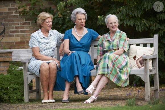 La reine Margrethe (à dr.) avec ses soeurs Anne-Marie et Benedikte. La famille royale danoise en séance photo pour les médias le 26 juillet 2013 dans le parc du château de Grasten, résidence d'été royale. Autour de la reine Margrethe II de Danemark et du prince Henrik, le prince Frederik et la princesse Mary, et le prince Joachim et la princesse Marie, avec tous leurs enfants, ainsi que la princesse Benedikte, le prince Gustav et la princesse Alexandra de Sayn-Wittgenstein-Berleburg, et la reine Anne-Marie de Grèce étaient rassemblés.