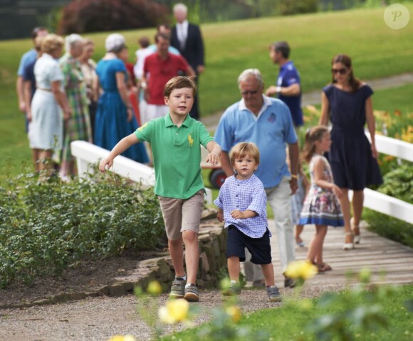 La famille royale danoise en séance photo pour les médias le 26 juillet 2013 dans le parc du château de Grasten, résidence d'été royale. Autour de la reine Margrethe II de Danemark et du prince Henrik, le prince Frederik et la princesse Mary, et le prince Joachim et la princesse Marie, avec tous leurs enfants, ainsi que la princesse Benedikte, le prince Gustav et la princesse Alexandra de Sayn-Wittgenstein-Berleburg, et la reine Anne-Marie de Grèce étaient rassemblés.