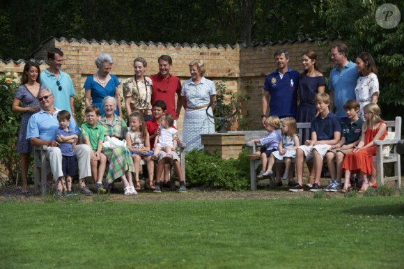 La famille royale danoise en séance photo pour les médias le 26 juillet 2013 dans le parc du château de Grasten, résidence d'été royale. Autour de la reine Margrethe II de Danemark et du prince Henrik, le prince Frederik et la princesse Mary, et le prince Joachim et la princesse Marie, avec tous leurs enfants, ainsi que la princesse Benedikte, le prince Gustav et la princesse Alexandra de Sayn-Wittgenstein-Berleburg, et la reine Anne-Marie de Grèce étaient rassemblés.