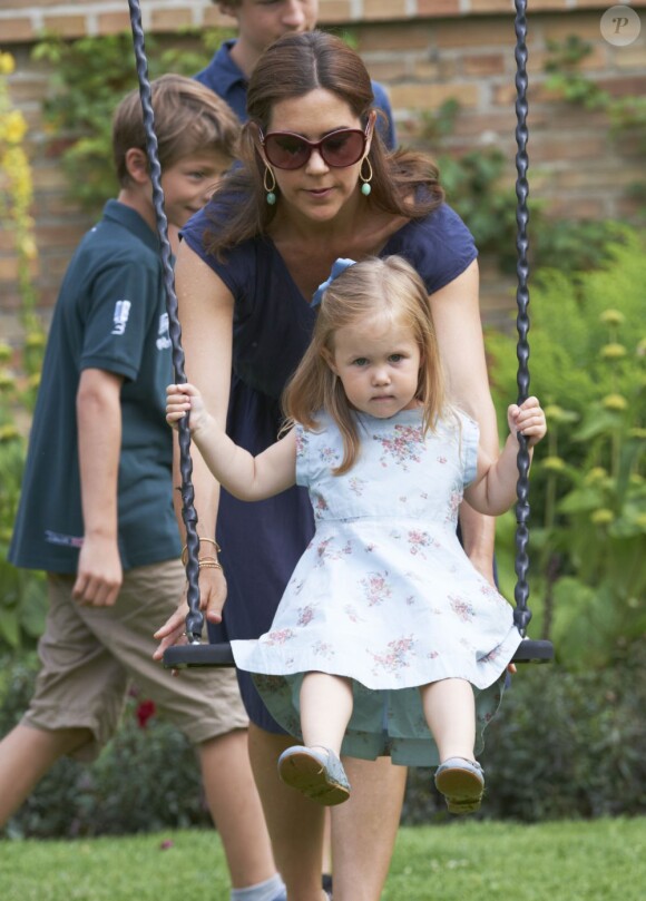 La famille royale danoise en séance photo pour les médias le 26 juillet 2013 dans le parc du château de Grasten, résidence d'été royale. Autour de la reine Margrethe II de Danemark et du prince Henrik, le prince Frederik et la princesse Mary, et le prince Joachim et la princesse Marie, avec tous leurs enfants, ainsi que la princesse Benedikte, le prince Gustav et la princesse Alexandra de Sayn-Wittgenstein-Berleburg, et la reine Anne-Marie de Grèce étaient rassemblés.
