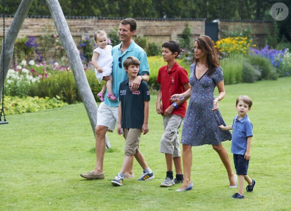 La famille royale danoise en séance photo pour les médias le 26 juillet 2013 dans le parc du château de Grasten, résidence d'été royale. Autour de la reine Margrethe II de Danemark et du prince Henrik, le prince Frederik et la princesse Mary, et le prince Joachim et la princesse Marie, avec tous leurs enfants, ainsi que la princesse Benedikte, le prince Gustav et la princesse Alexandra de Sayn-Wittgenstein-Berleburg, et la reine Anne-Marie de Grèce étaient rassemblés.