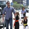 Ben Affleck et Jennifer Garner avec leurs filles Seraphina et Violet après un cours de karaté à Santa Monica (Los Angeles), le 26 juillet 2013. Dans cette photo : Jennifer Garner reste loin derrière son mari et ses enfants