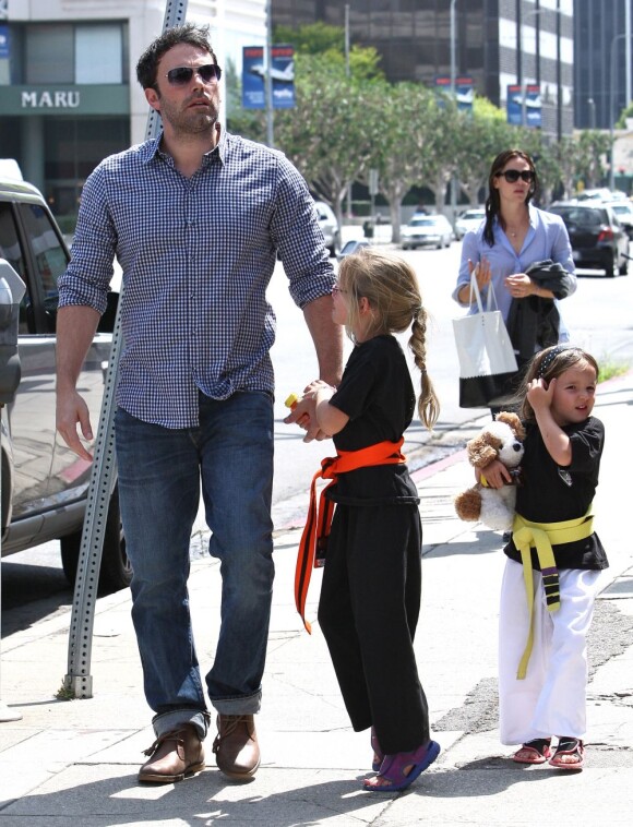 Ben Affleck et Jennifer Garner avec leurs filles Seraphina et Violet après un cours de karaté à Santa Monica (Los Angeles), le 26 juillet 2013. Dans cette photo : Jennifer Garner reste loin derrière son mari et ses enfants