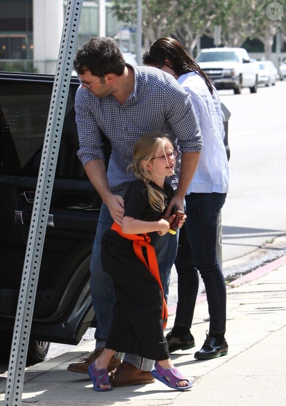 Ben Affleck et Jennifer Garner avec leurs filles Seraphina et Violet après un cours de karaté à Santa Monica (Los Angeles), le 26 juillet 2013. Dans cette photo : Violet est toujours débordante d'énergie