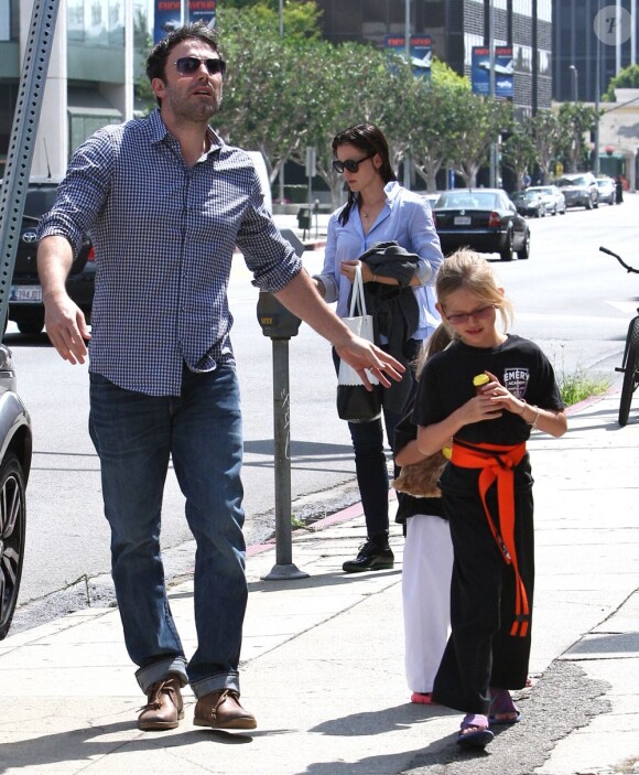 Ben Affleck et Jennifer Garner avec leurs filles Seraphina et Violet après un cours de karaté à Santa Monica (Los Angeles), le 26 juillet 2013