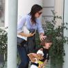 Ben Affleck et Jennifer Garner avec leurs filles Seraphina et Violet après un cours de karaté à Santa Monica (Los Angeles), le 26 juillet 2013. Dans cette photo : Jennifer Garner et sa fille cadette