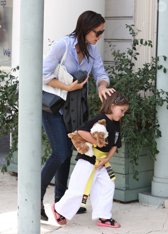 Ben Affleck et Jennifer Garner avec leurs filles Seraphina et Violet après un cours de karaté à Santa Monica (Los Angeles), le 26 juillet 2013. Dans cette photo : Jennifer Garner et sa fille cadette