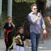 Ben Affleck et Jennifer Garner avec leurs filles Seraphina et Violet après un cours de karaté à Santa Monica (Los Angeles), le 26 juillet 2013. Dans cette photo : Ben Affleck est un papa poule